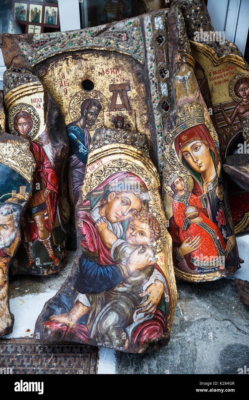 Collection de répliques orthodoxe grec d'icônes pour les vendre aux touristes, Mykonos, Grèce. Banque D'Images