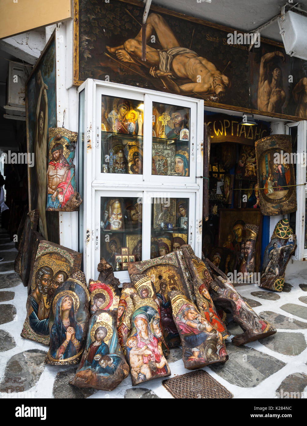 Une boutique qui vend des répliques d'icônes orthodoxes grecques à touristes, Mykonos, Grèce. Banque D'Images