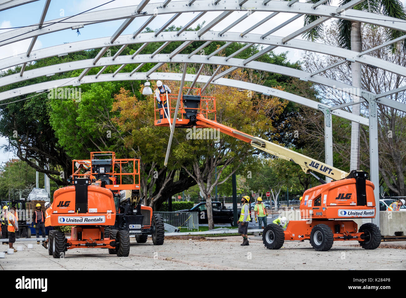 Miami Florida,Université de Miami,sous construction nouvelle construction constructeur de chantier,charpente de tente métallique,assemblage,levage de rampe,plate-forme de travail aérienne,FL17043026 Banque D'Images