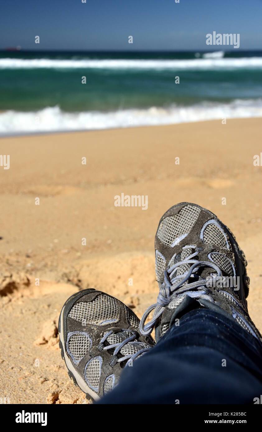 Jambes croisées de woman relaxing on beach, casual young personne portant  des chaussures de s'asseoir près de la mer, selective focus. Libre de  jambes croisées de l'adj Photo Stock - Alamy