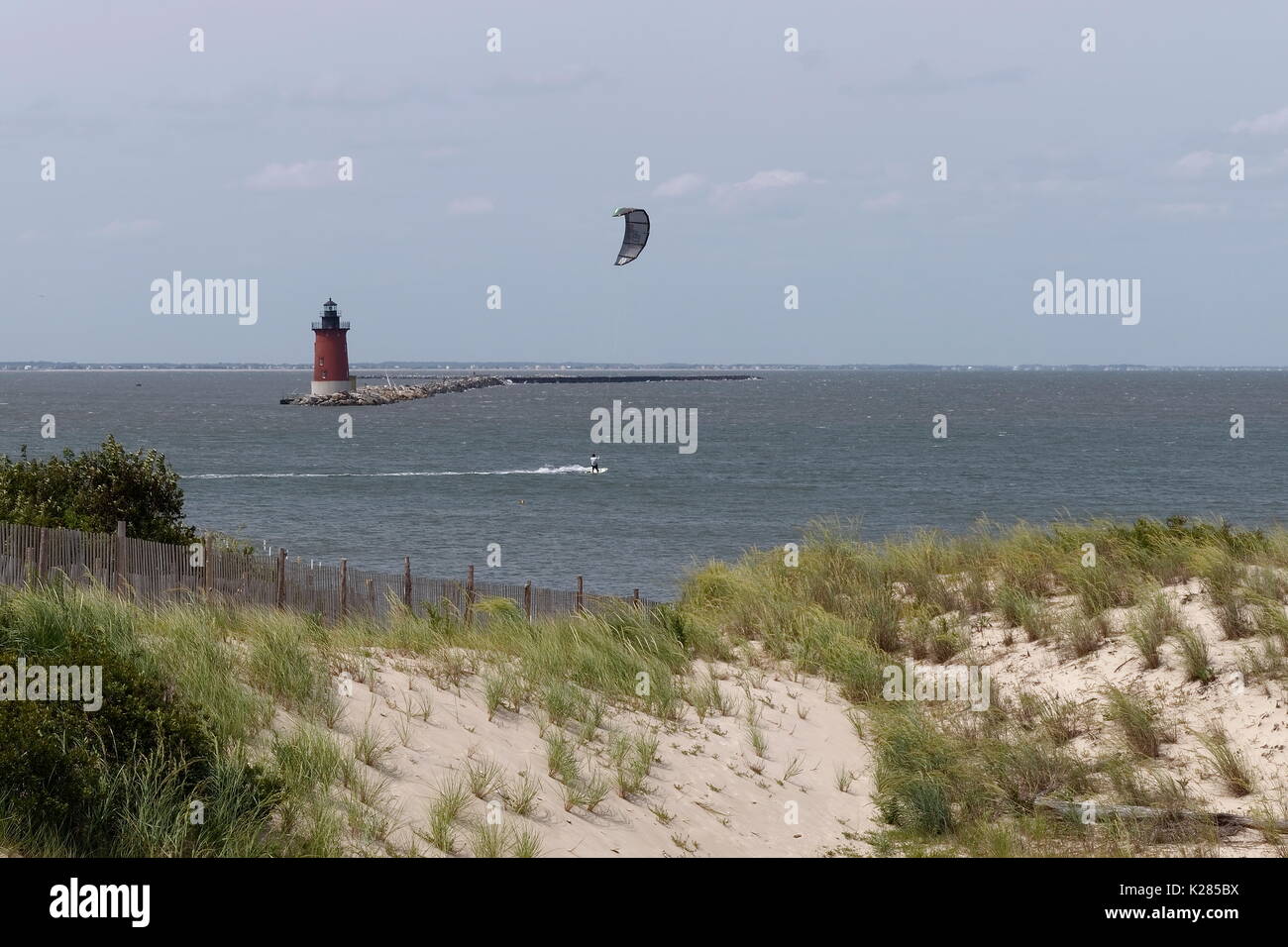 Phare avec kite surfer. Cape Henlopen, Delaware, Etats-Unis Banque D'Images