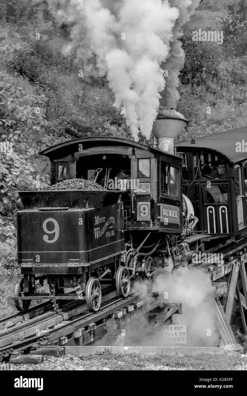 Machine à vapeur - cog railway - pouvoirs de l'ampleur jusqu'à le mont Washington au New Hampshire, United States - White Mountain National Forest Banque D'Images