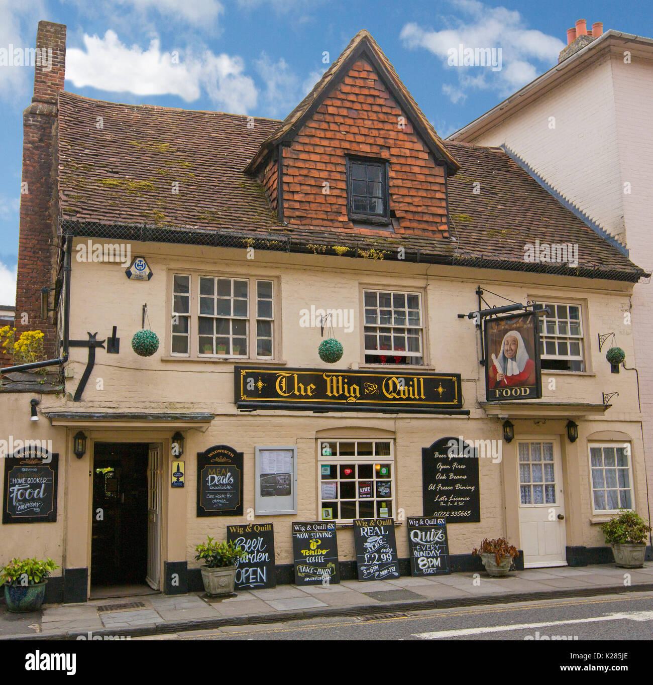 La perruque et Quill, un pub historique 14e siècle sous ciel bleu à Salisbury, Wiltshire, Angleterre Banque D'Images