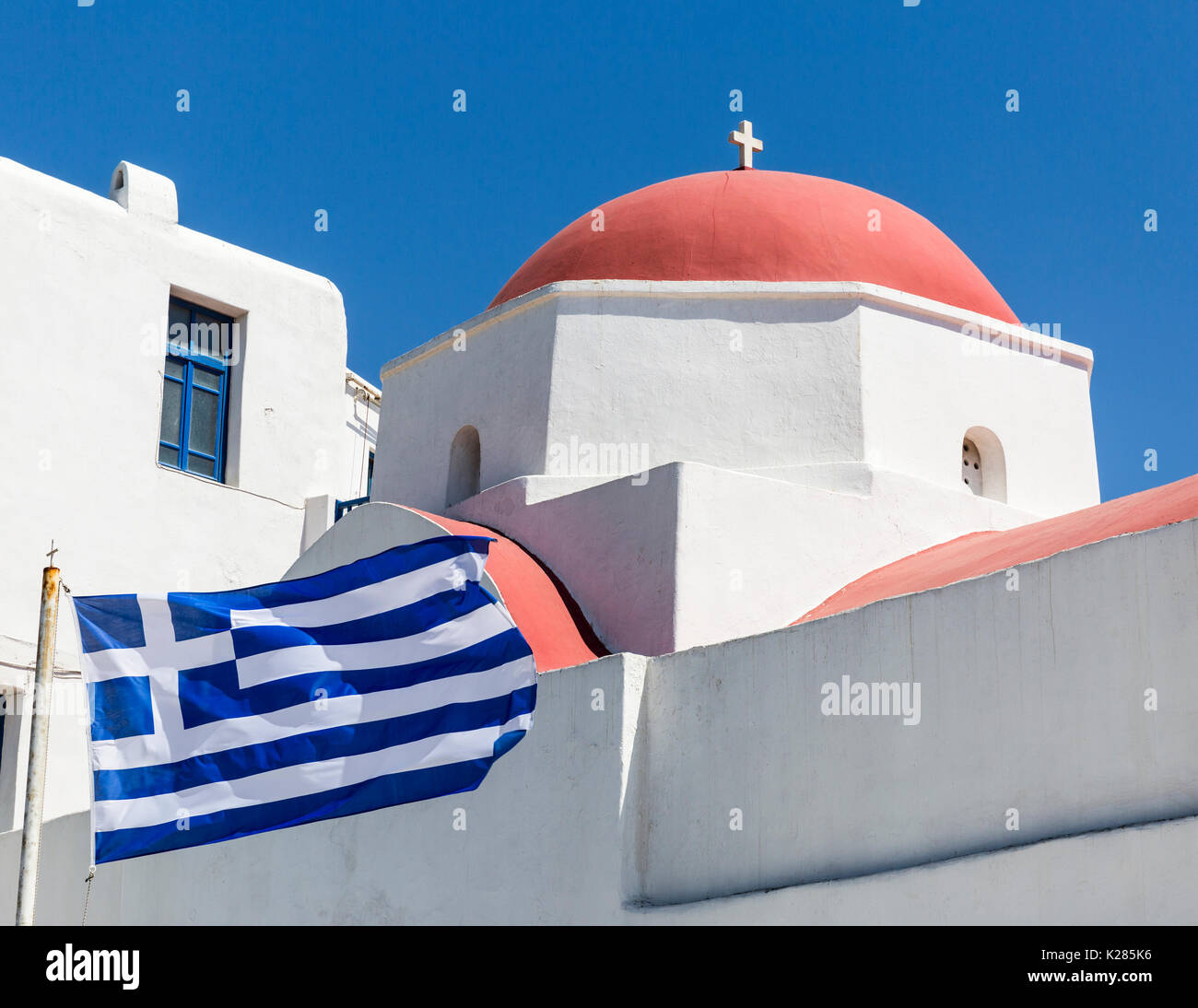 L'église grecque orthodoxe avec le dôme du pavillon national grec, Mykonos, Grèce. Banque D'Images