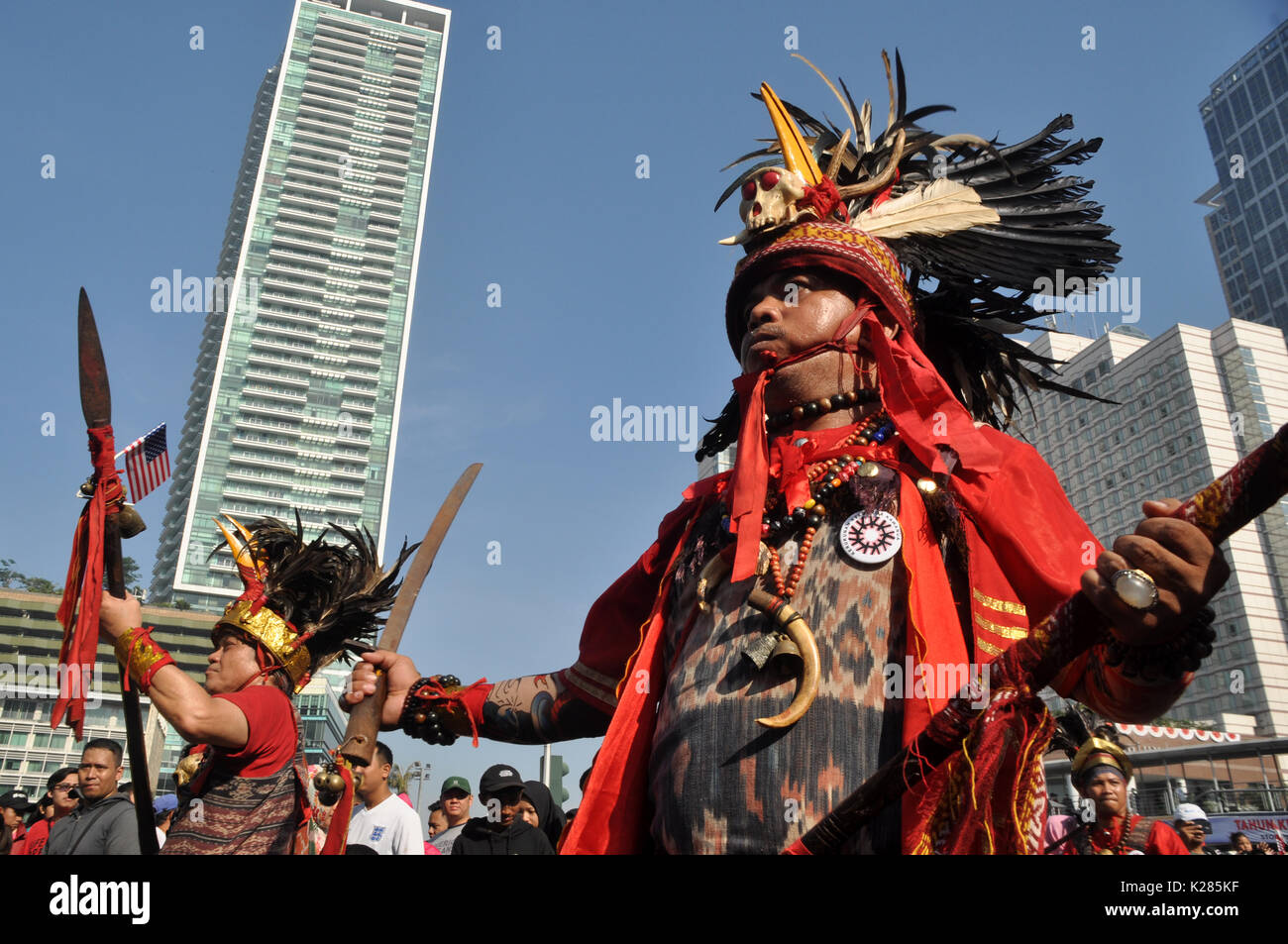 Jakarta, Indonésie - 27 août 2017 : Danseuse Kabasaran de Manado, nord de Sulawesi, l'ANASE a participé au défilé traditionnel de la Culture avec elles clotes Banque D'Images