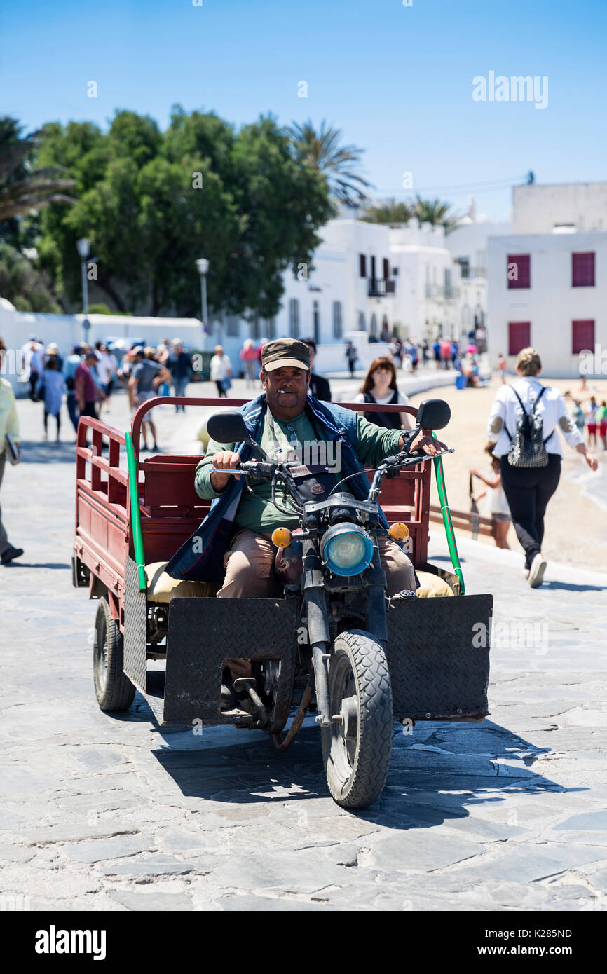 Convertis en moto un ramassage pour naviguer dans les ruelles de Mykonos, Grèce. Banque D'Images