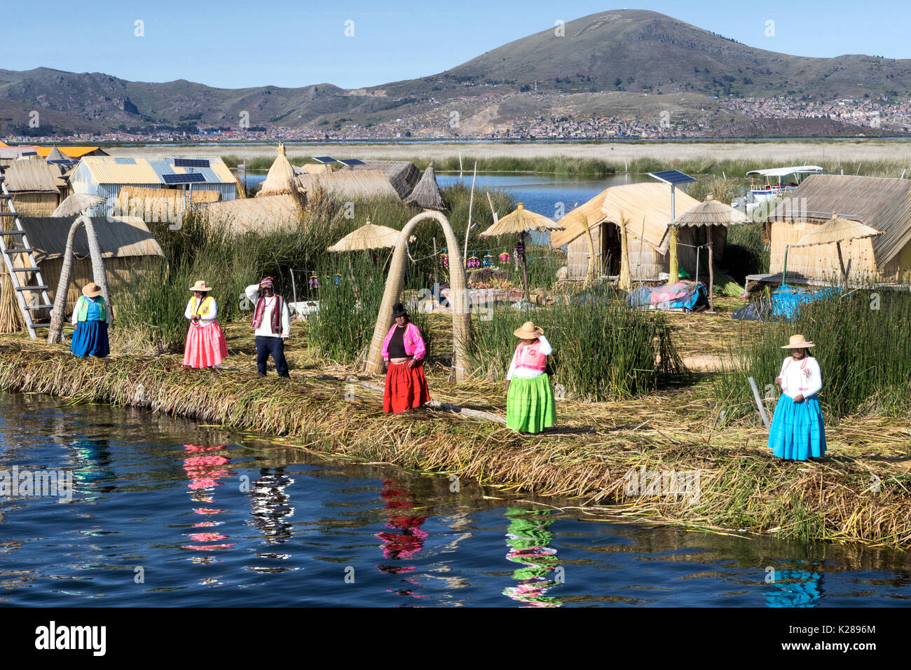 Uros Île flottante faite de roseau totora avec en arrière-plan le lac Titicaca Puno Pérou Banque D'Images