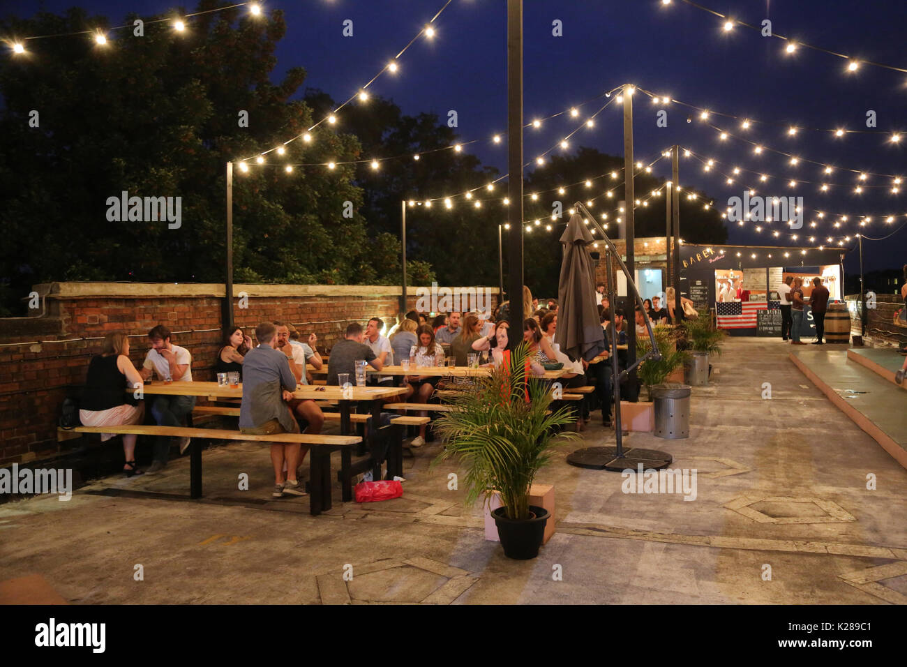 L'Bussey Beer Garden, un bar sur le toit sur la célèbre Peckham Bussey Building - une usine victorienne accueil maintenant aux artistes et créatifs. Banque D'Images