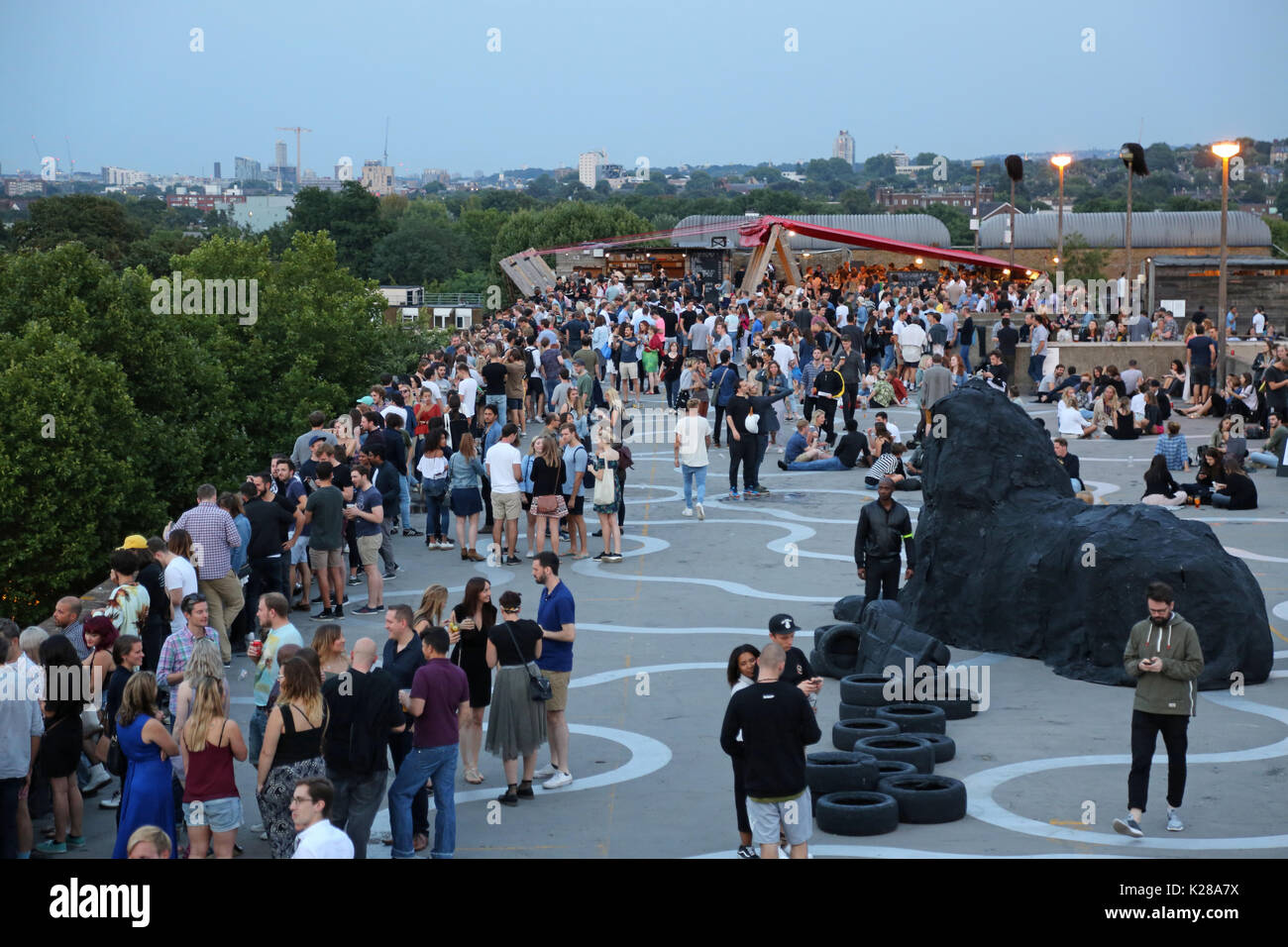 Frank's Café, le célèbre bar sur le toit et un restaurant sur le parking à étages à Peckham, dans le sud de Londres, au Royaume-Uni. Les clients bénéficient d'une vue sur la ville. Banque D'Images