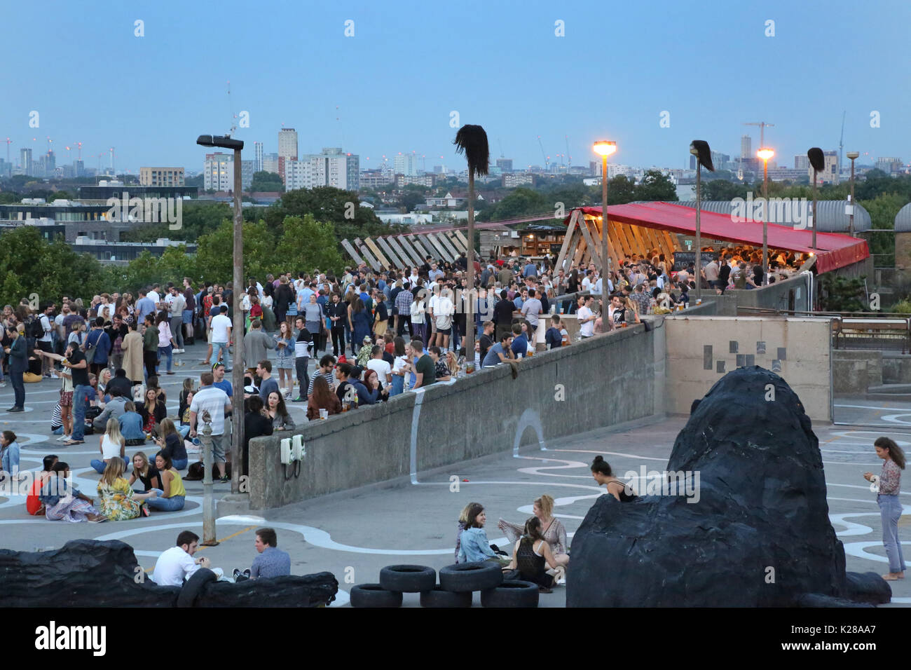 Frank's Café, le célèbre bar sur le toit et un restaurant sur le parking à étages à Peckham, dans le sud de Londres, au Royaume-Uni. Les clients bénéficient d'une vue sur la ville. Banque D'Images