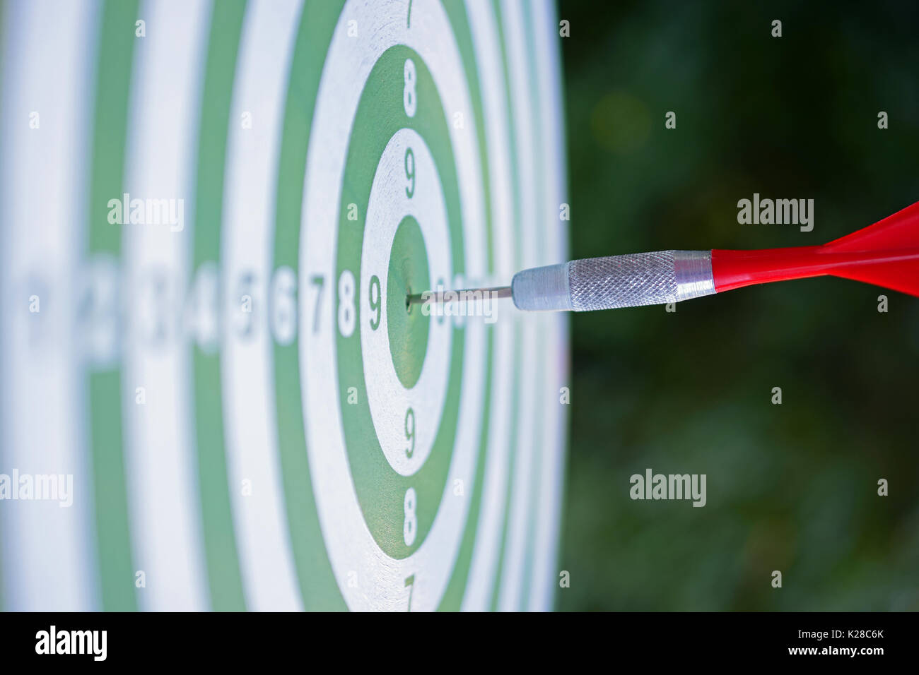 Avec un jeu de fléchettes dart rouge dans le centre. Vue latérale, selective focus. Banque D'Images