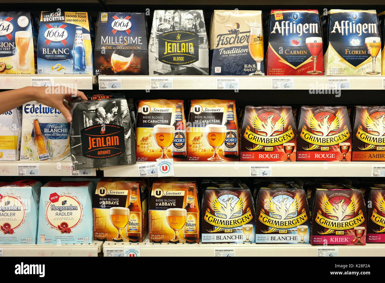 Les marques de bière belge et française dans un magasin Banque D'Images