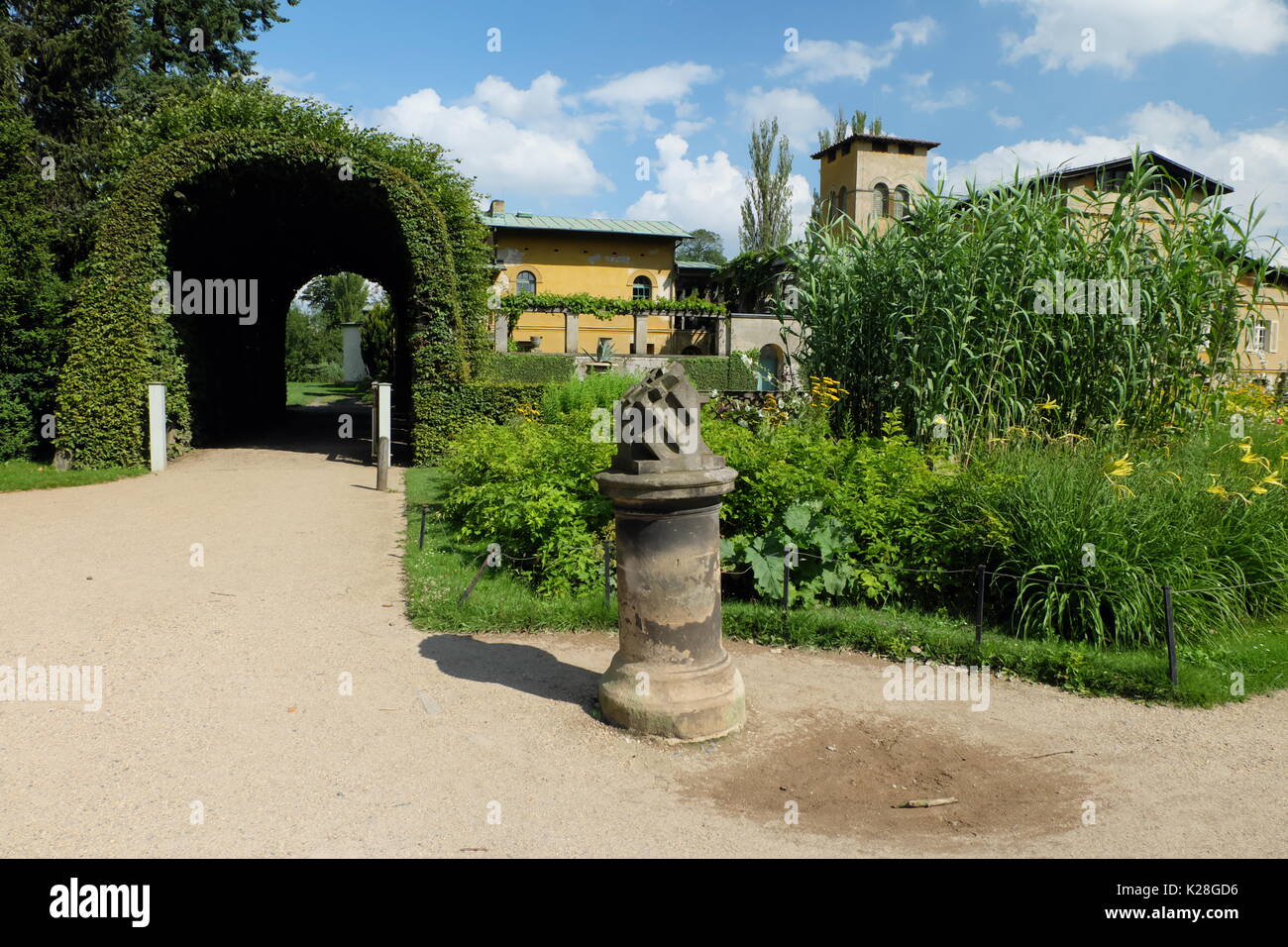 Cadran solaire sur la base des premiers FW (prince héritier Friedrich WIlhelm), inscrit 1740, bains romains, Potsdam Sanssouci, Banque D'Images