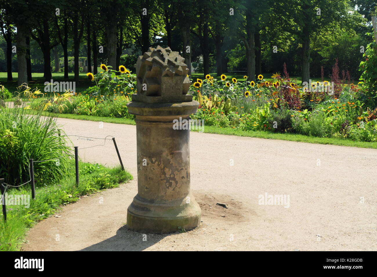 Cadran solaire sur la base des premiers FW (prince héritier Friedrich WIlhelm), inscrit 1740, bains romains, Potsdam Sanssouci, Banque D'Images