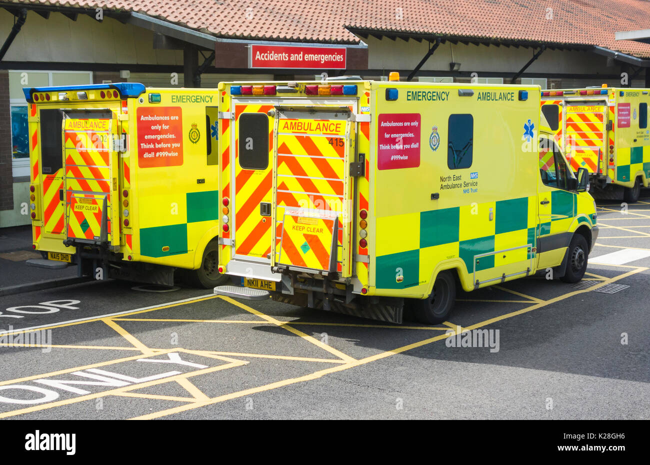 Les ambulances d'urgence ou d'accident en dehors de l'hôpital de NHS. Angleterre, Royaume-Uni Banque D'Images