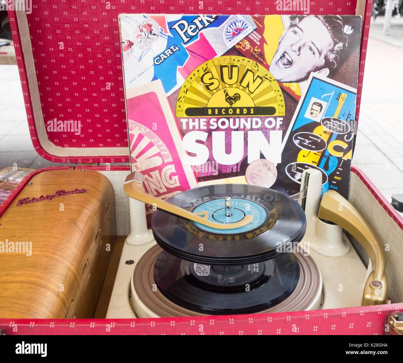 Retro record player avec Sun records LP manchon. Banque D'Images