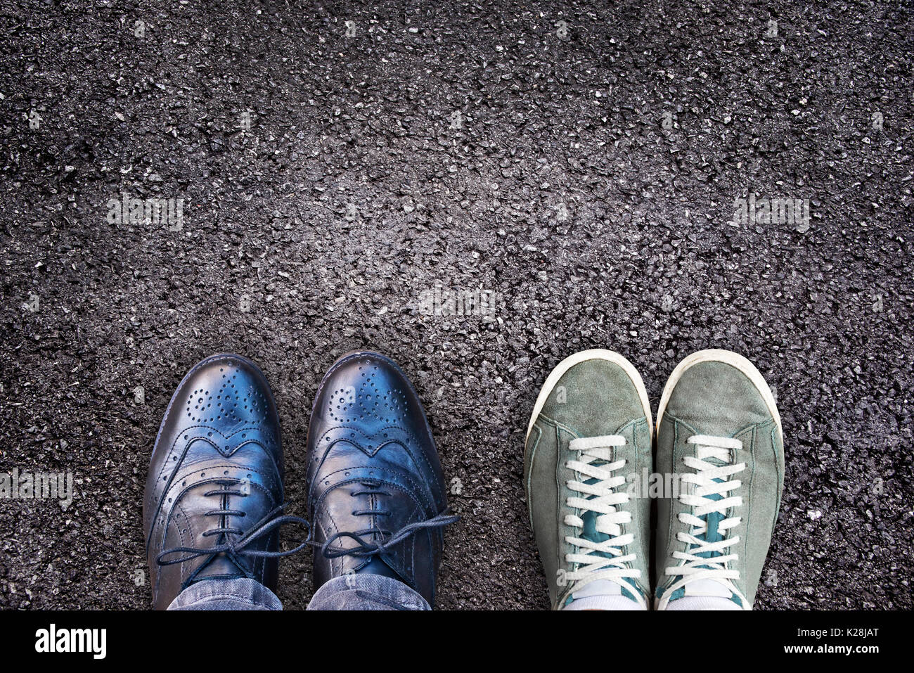 Espadrilles et chaussures d'affaires côte à côte sur l'asphalte, équilibre travail-vie concept Banque D'Images