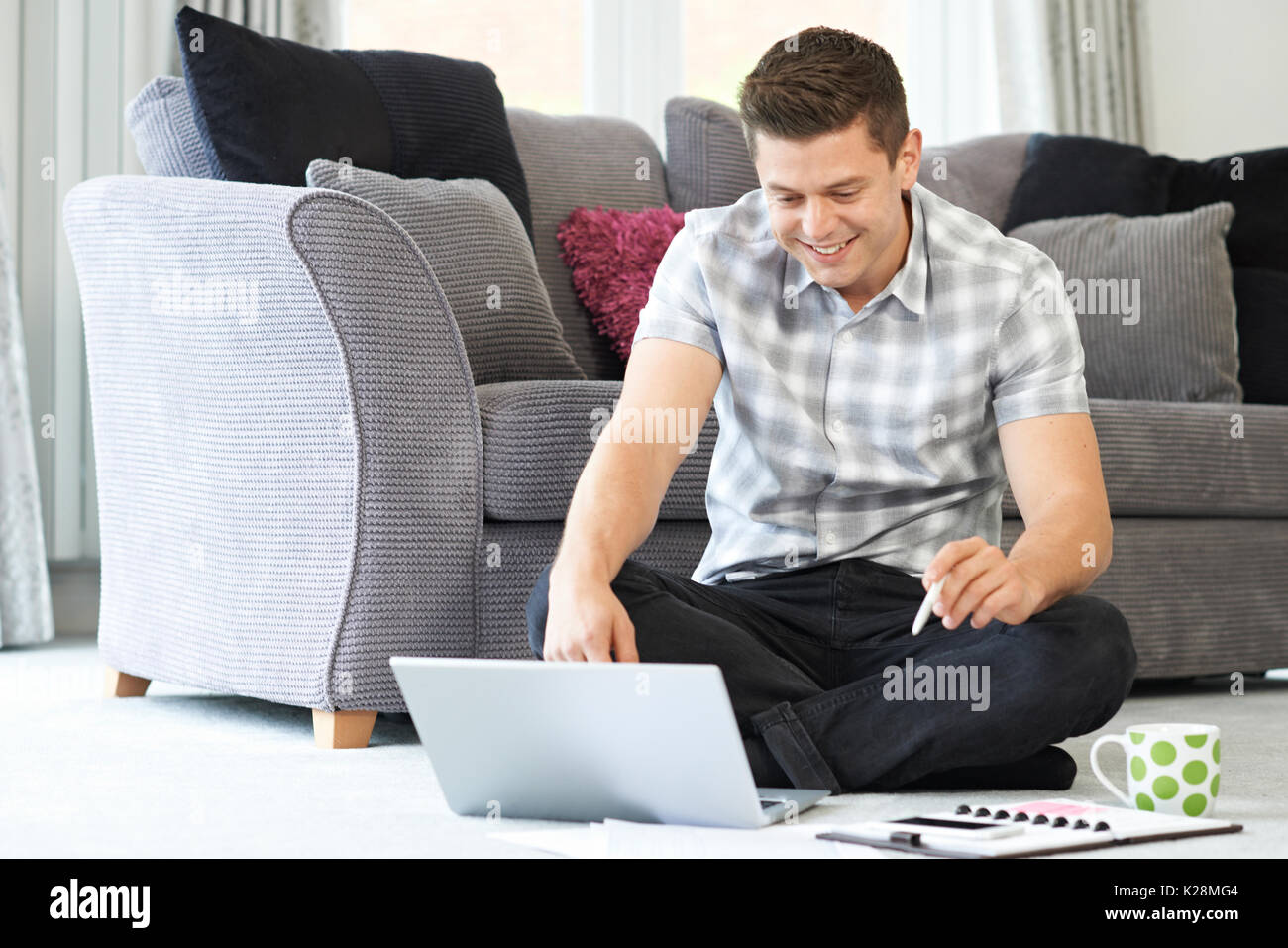 Offres et demandes d'hommes Worker Using Laptop At Home Banque D'Images