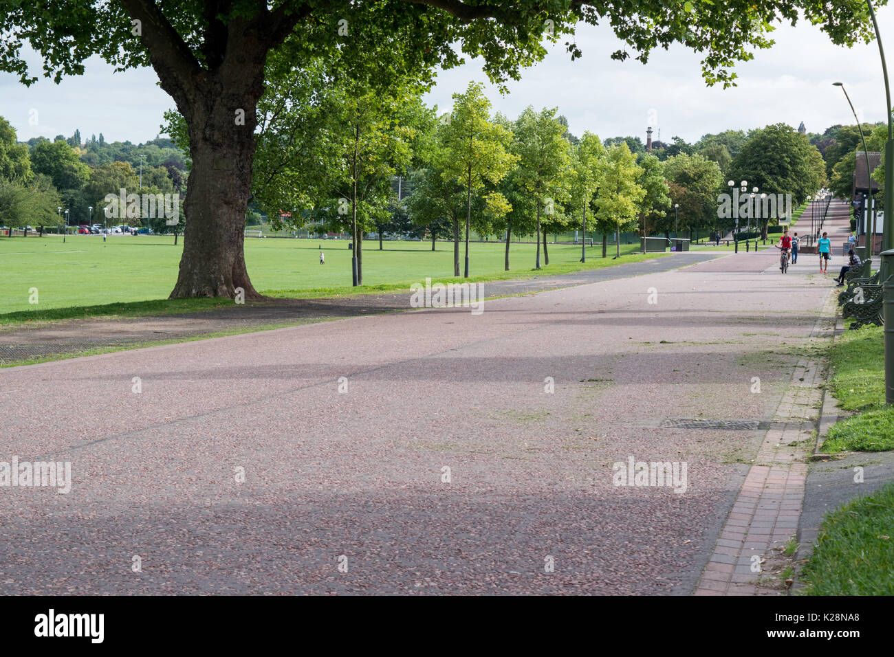 Les hommes à vélo dans la forêt Terrain de Nottingham, abrite la célèbre foire d'oie. Banque D'Images