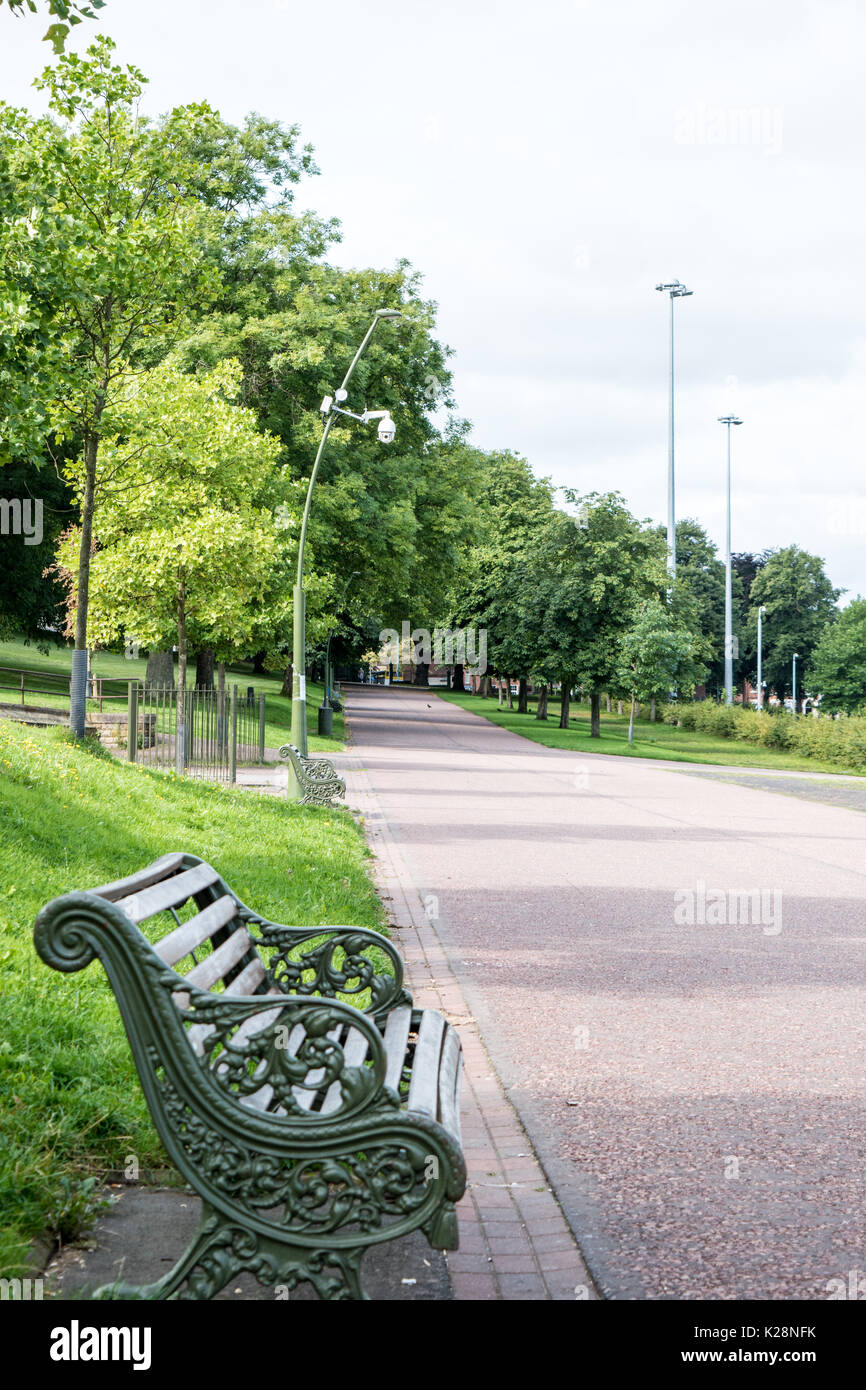 Banc de parc vide dans la forêt Terrain de Nottingham avec caméra de surveillance montrant le coin salon Banque D'Images