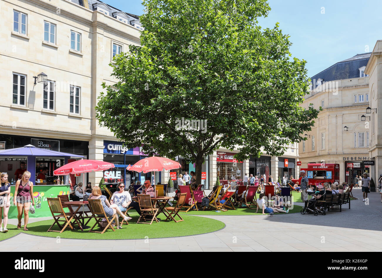 Les clients se détendent dans le centre commercial Southgate, la ville de Bath, Somerset, Angleterre, Royaume-Uni Banque D'Images