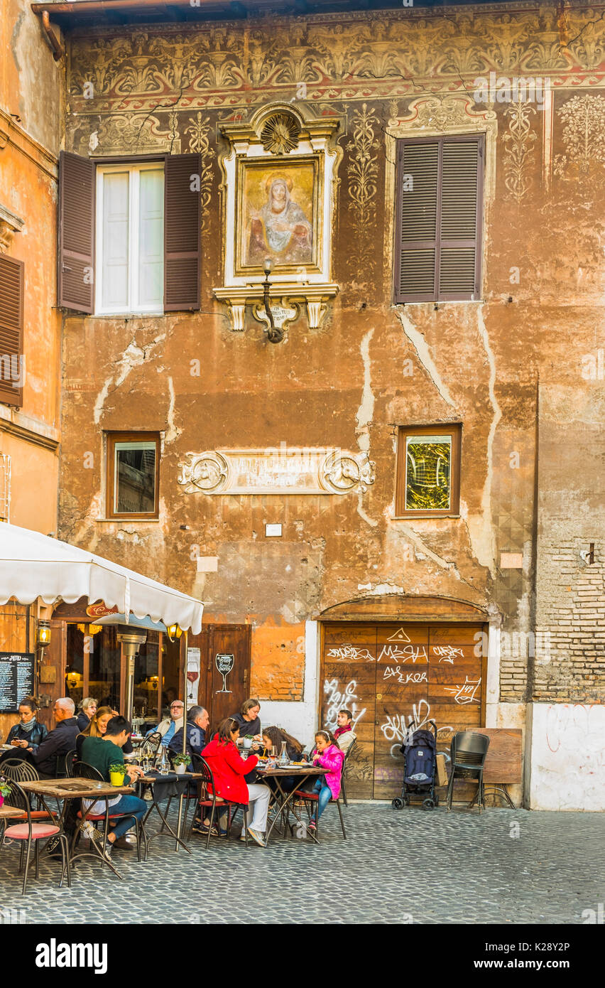 Les touristes et les romains en train de déjeuner devant la façade historique en centre-ville historique de Rome Banque D'Images
