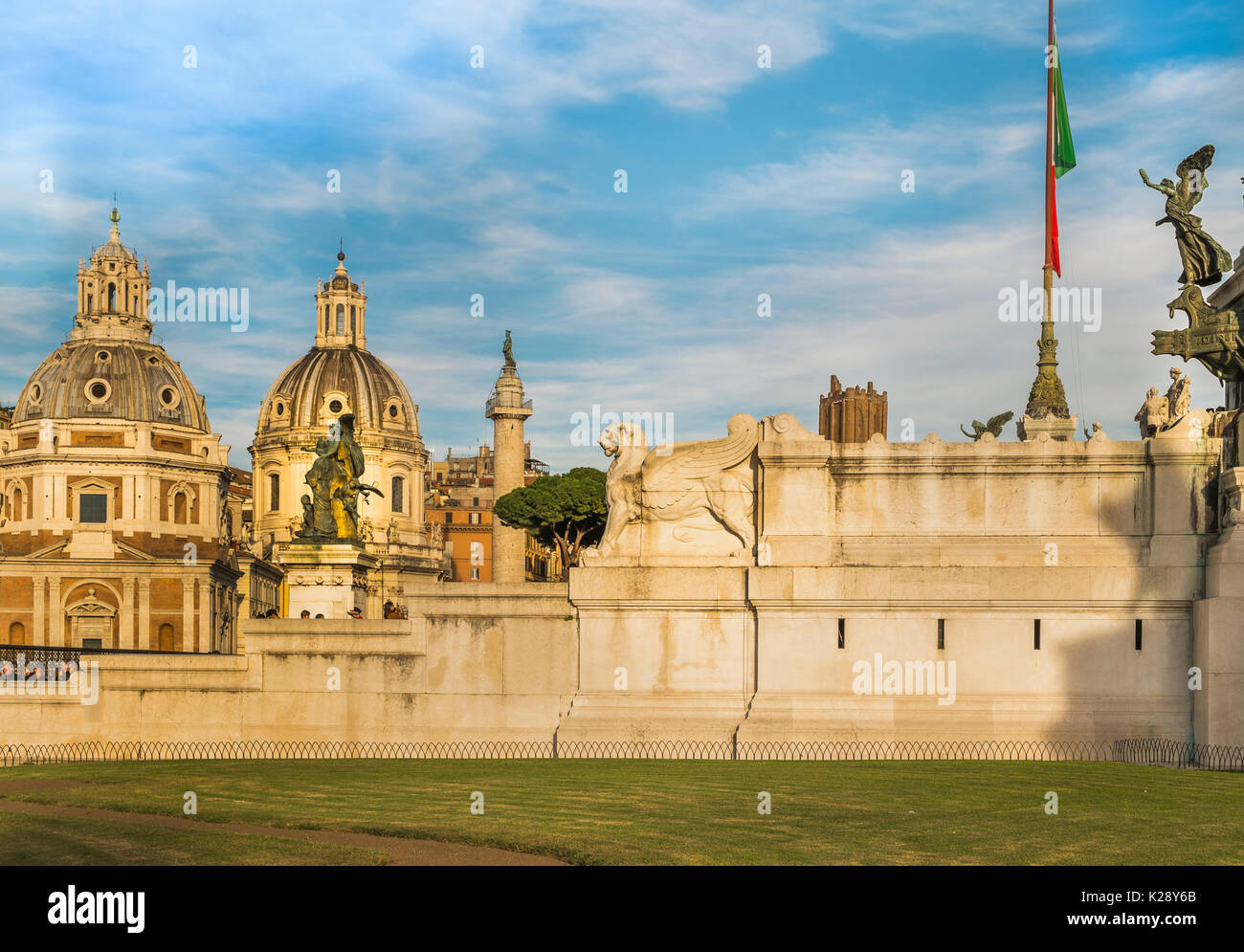 Santa Maria di Loreto et santissimo Nome di Maria al Foro traiano églises, la colonne Trajane, vue partielle de l'Altare della Patria, monumento vitto Banque D'Images