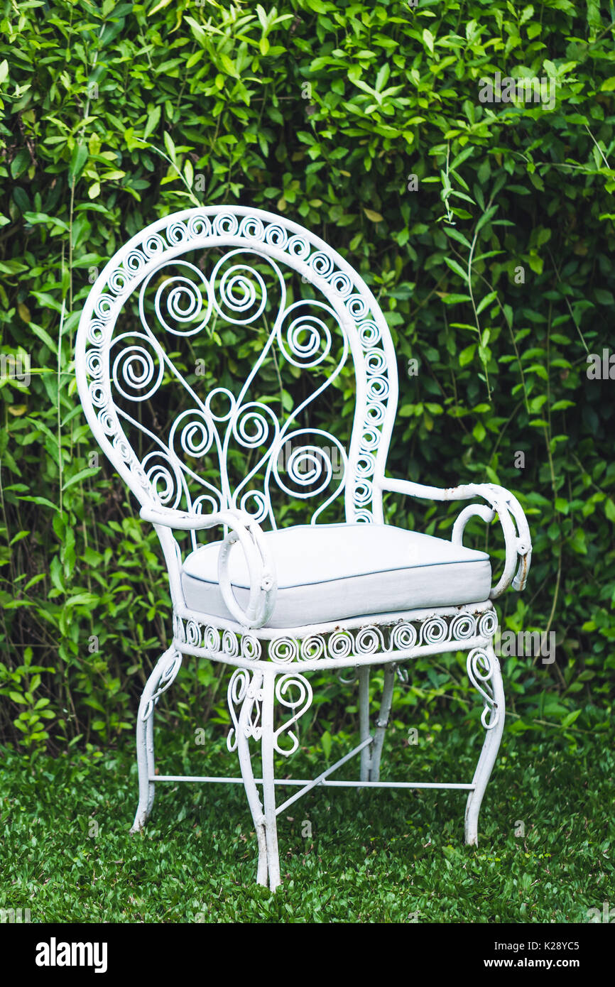 Vieux mobilier vintage en jardin naturel avec fond vert. Chaise et table en métal blanc, à l'ancienne style européen Banque D'Images