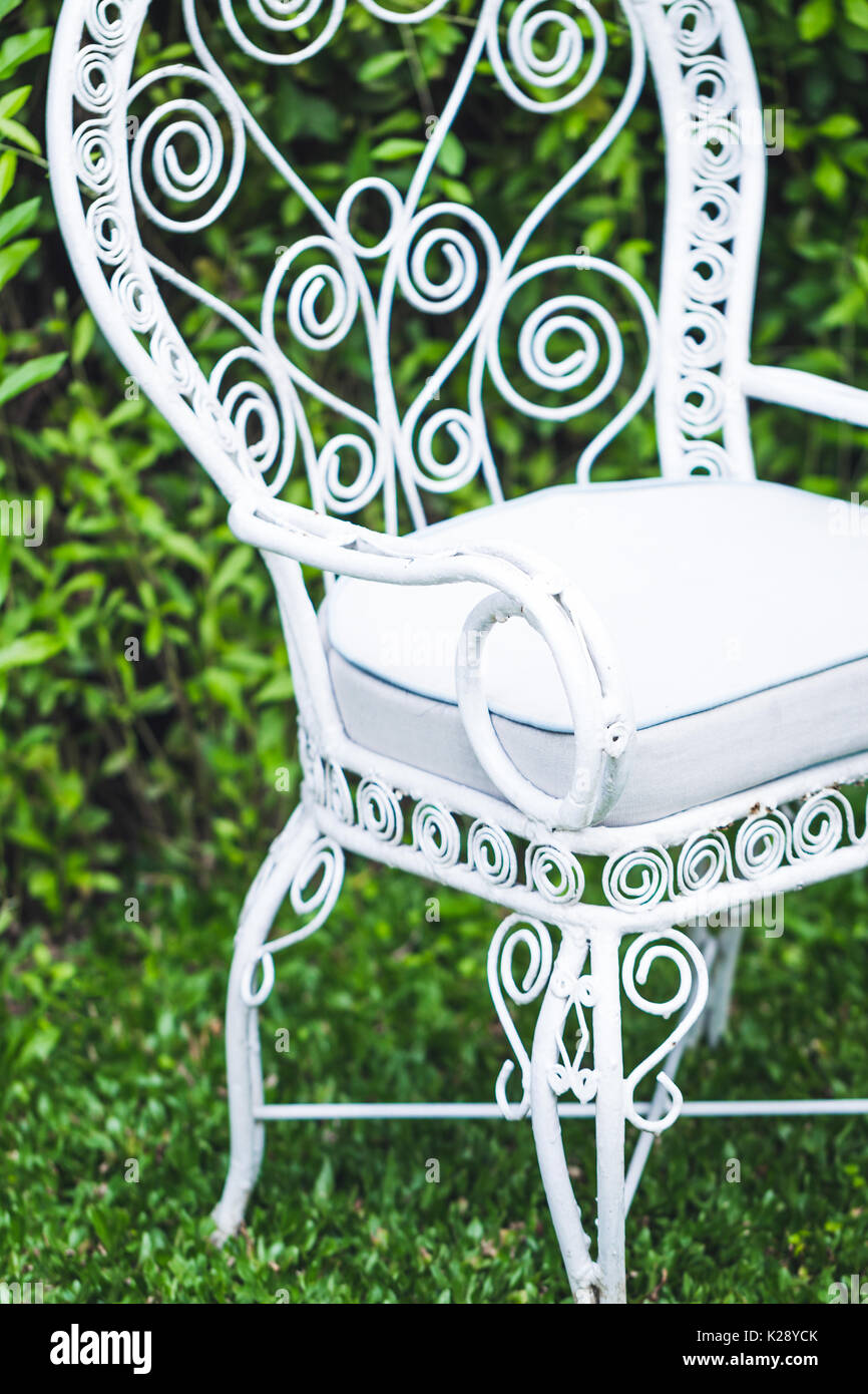 Vieux mobilier vintage en jardin naturel avec fond vert. Chaise et table en métal blanc, à l'ancienne style européen Banque D'Images