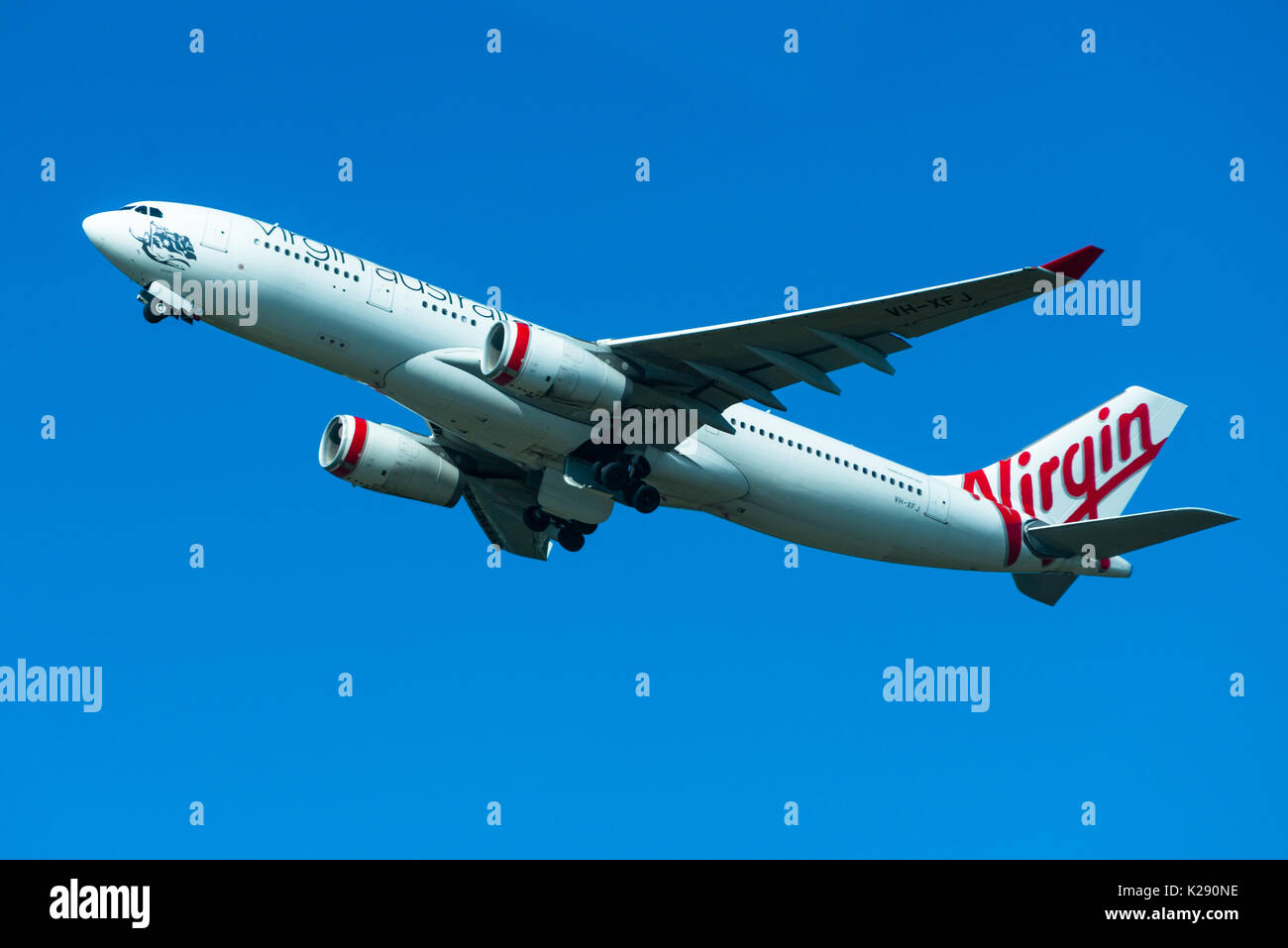 Virgin Australia avion passagers décollant de l'Aéroport International de Sydney, Nouvelle-Galles du Sud, Australie. Banque D'Images