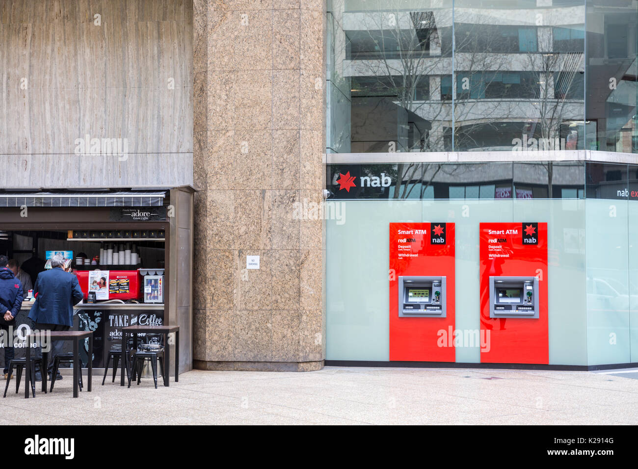 National Australia Bank NAB distributeurs automatiques de billets à côté d'un café dans le centre-ville de Sydney, Nouvelle-galles du Sud, Australie Banque D'Images
