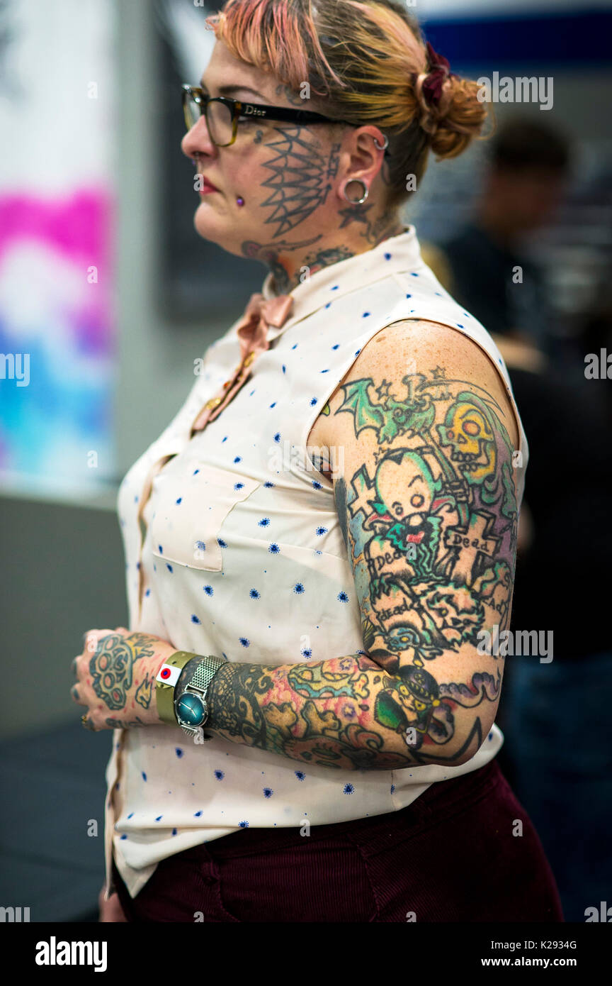 Convention de Tatouage de Cornwall - Julia tatoueur saisie au Cornwall Convention de tatouage. Banque D'Images