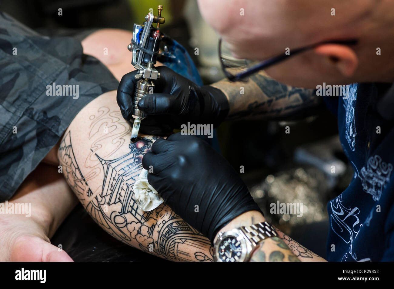 Le Tatouage - Une vue rapprochée de la conception d'être tatoué sur la jambe d'un client à la Convention de tatouage de Cornwall. Banque D'Images