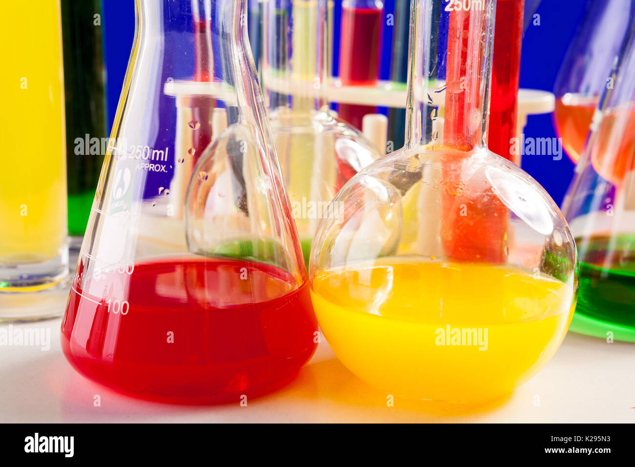 En chimie liquide coloré situé sur une table sur fond bleu Banque D'Images