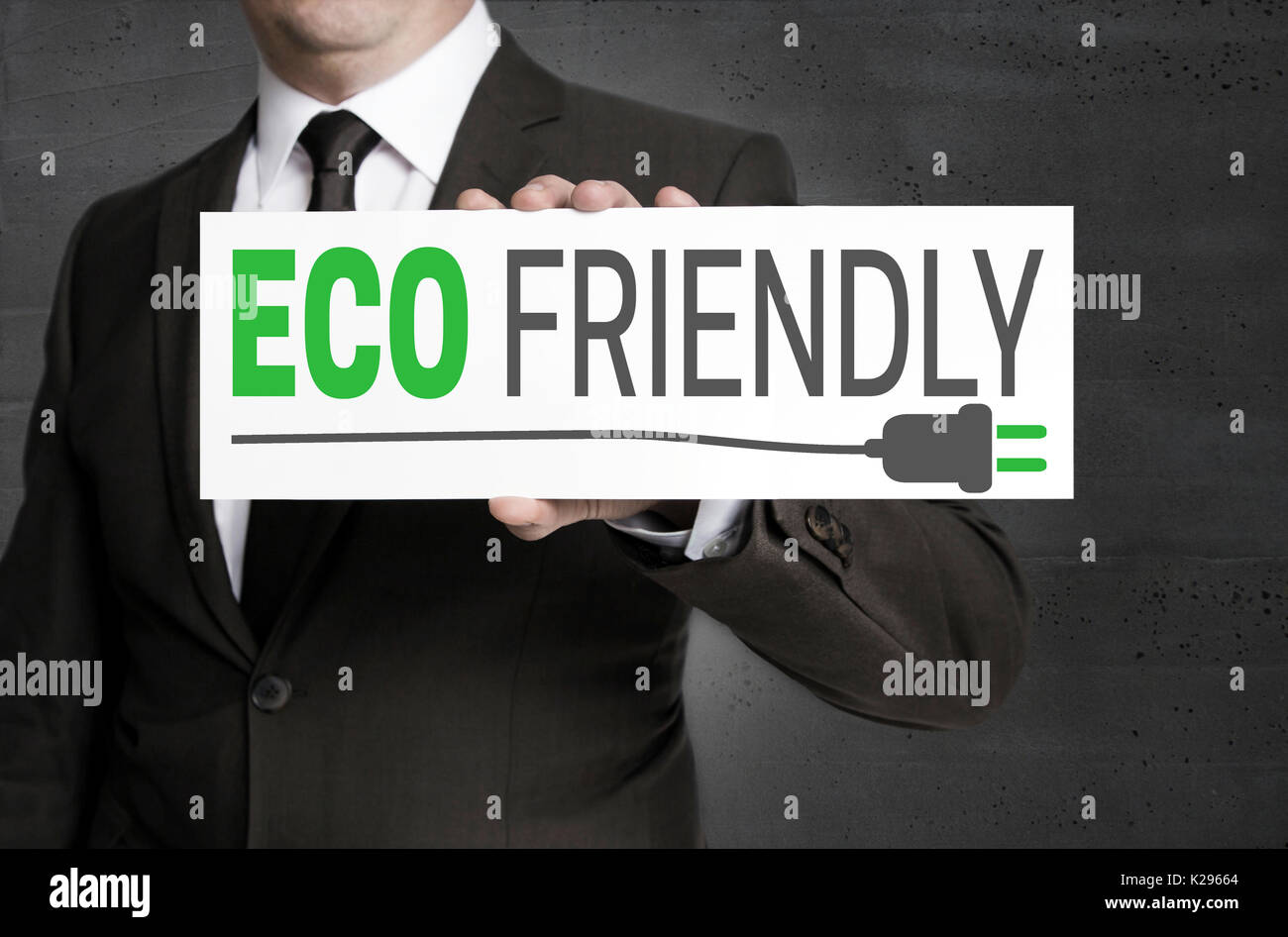 Eco friendly pancarte est tenu par l'homme d'affaires. Banque D'Images