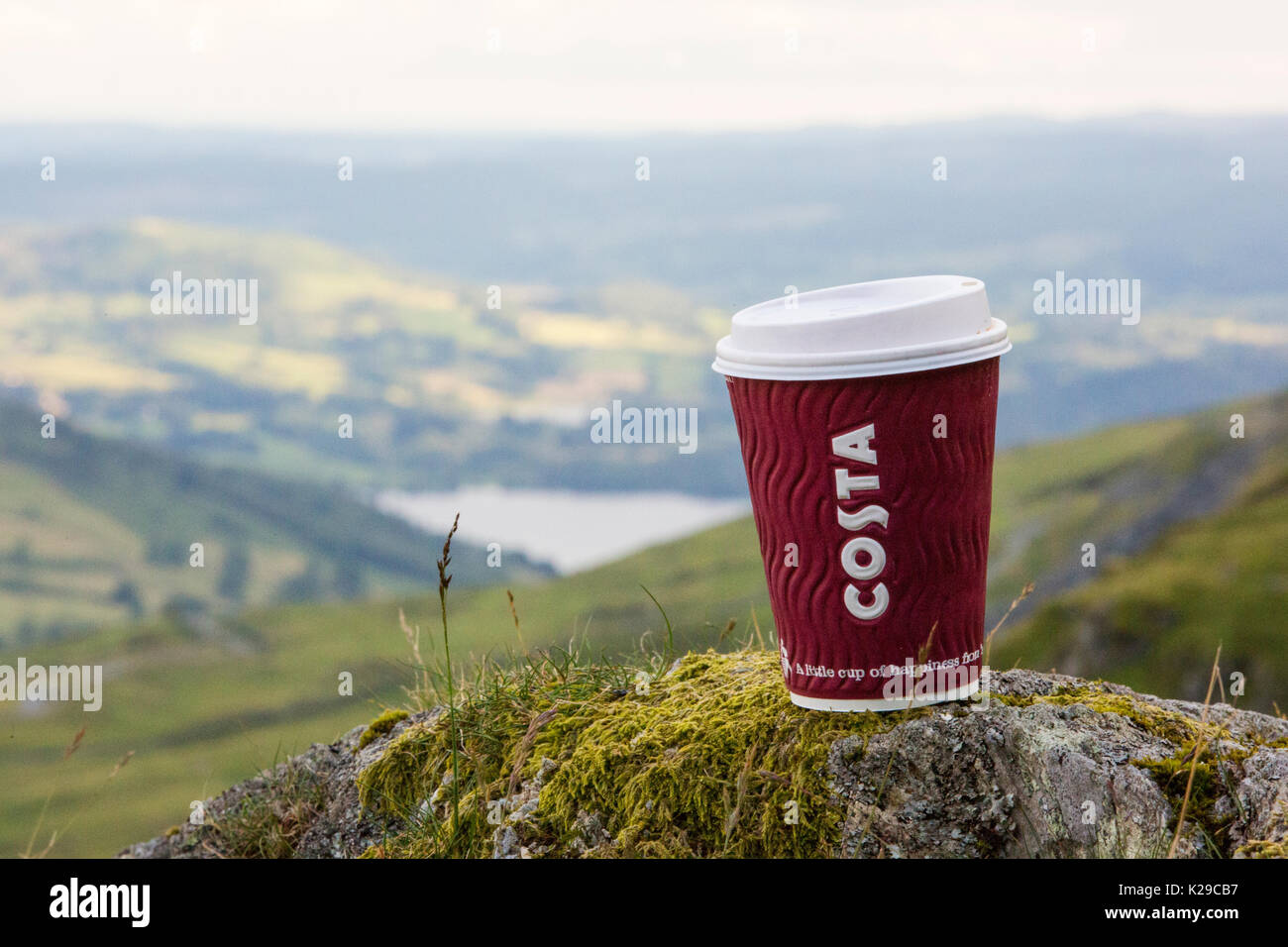 Une tasse de café à emporter Costa rejetés par certains idiot sans cervelle, à mi-hauteur éboulis rouge dans le Lake District, UK. Banque D'Images