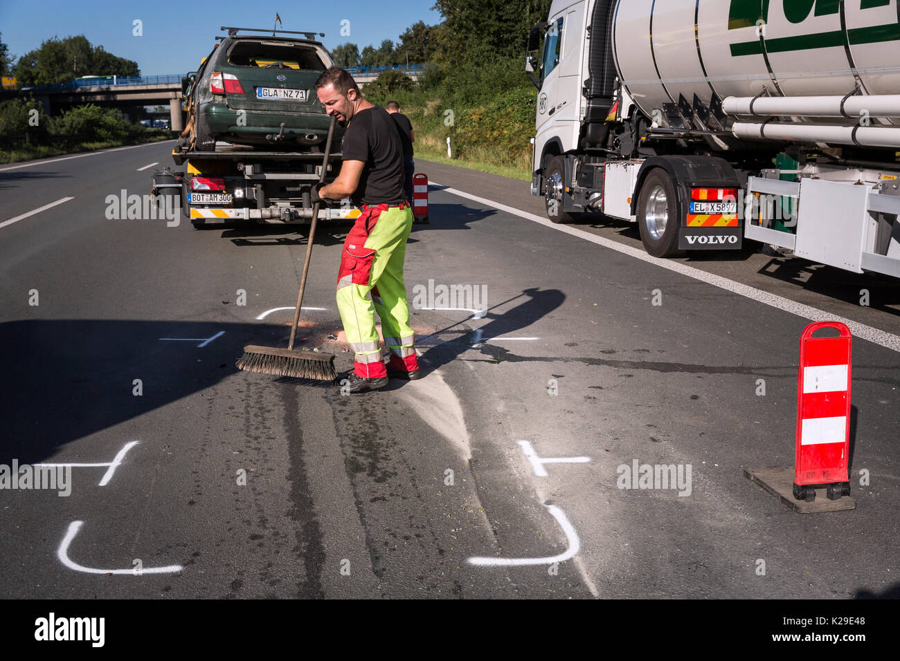 Les agents de police de la police de l'autoroute à Recklinghausen a commencé l'enregistrement d'accidents sur les lieux de l'accident sur l'autoroute A2 Accès restreint Banque D'Images