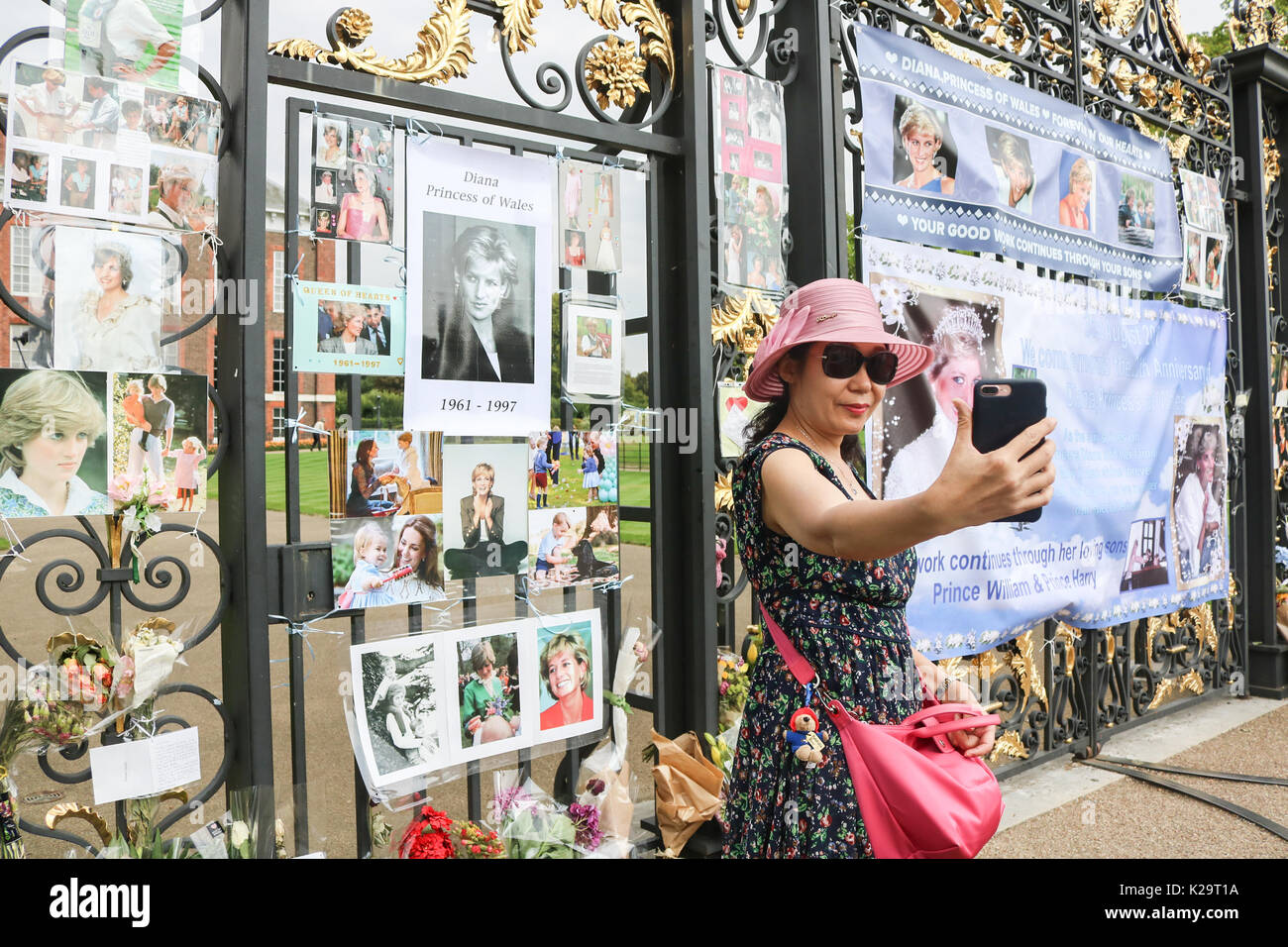 Londres, Royaume-Uni. Août 29, 2017. Les gens paient leur respect avec tributs floraux en dehors de Kensington Palace deux jours avant le 20e anniversaire de la mort de Diana Princesse de Galles. La princesse Diana qui est devenu connu affectueusement comme les peuples Princess a été tragiquement tué dans un accident de voiture mortel à Paris le 31 août 1997. Credit : amer ghazzal/Alamy Live News Banque D'Images