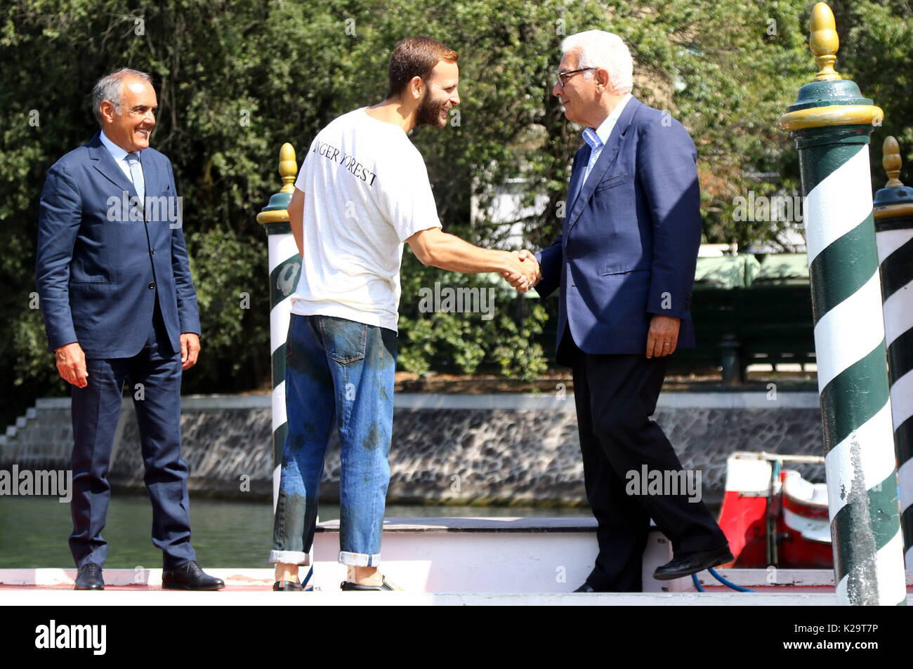 Venise, Italie. Le 29 août, 2017. L'acteur italien Alessandro Borghi (C) sera l'hôte de la cérémonie d'ouverture et de clôture, serre la main à Paolo Baratta (R), Président de la Biennale di Venezia derrière lui, directeur du Festival du Film de Venise Alberto Barbera (L) lors de la 74e Festival International du Film de Venise au Lido de Venise, Italie, 29 août 2017.(se déroulera du 30 août au 9 septembre) Credit : Andrea Spinelli/Alamy Live News Banque D'Images