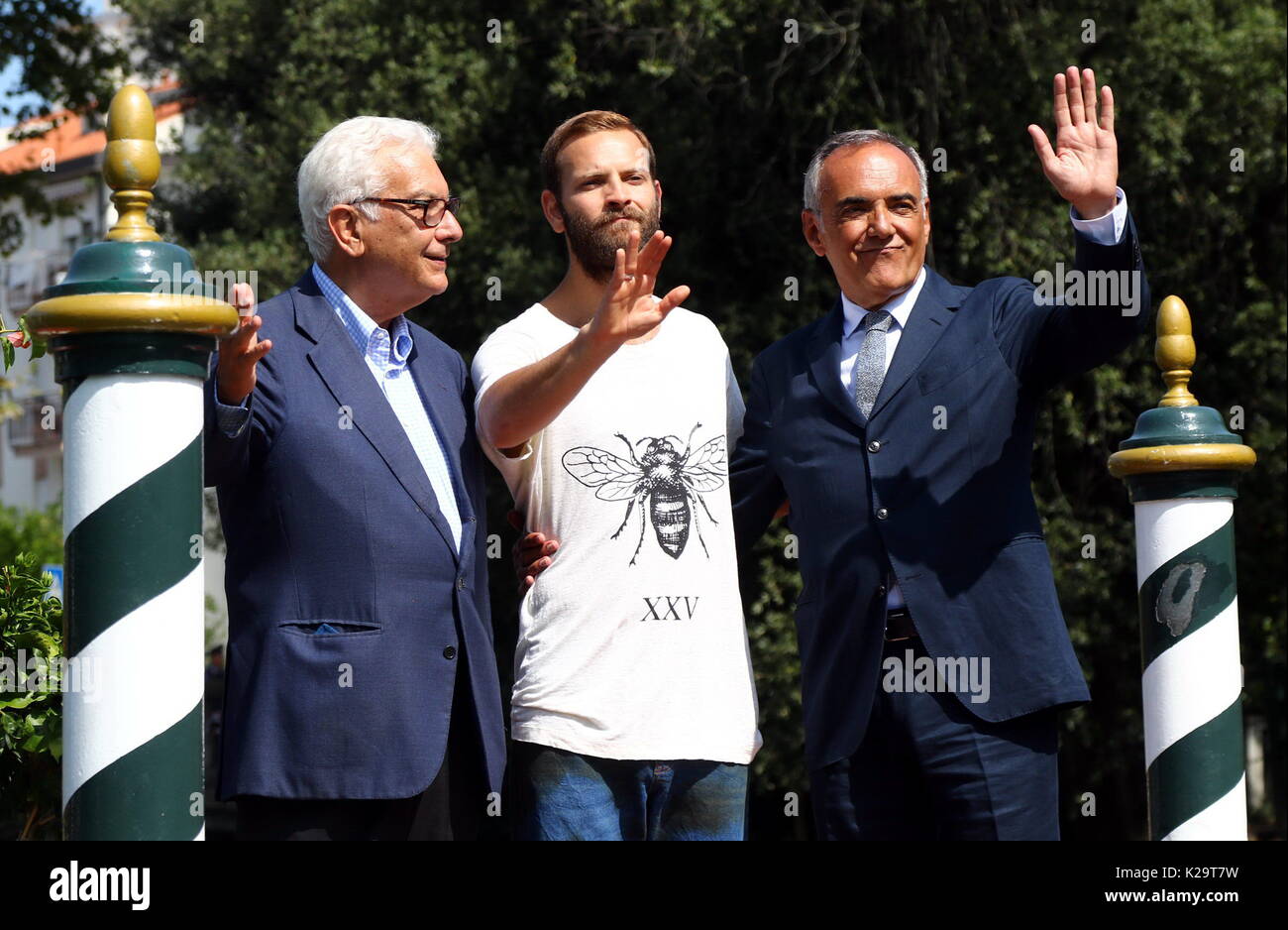 Venise, Italie. Le 29 août, 2017. L'acteur italien Alessandro Borghi (C) sera l'hôte de la cérémonie d'ouverture et de fermeture pose avec Paolo Baratta (L), Président de la Biennale di Venezia et directeur du Festival du Film de Venise Alberto Barbera (R) lors de la 74e Festival International du Film de Venise au Lido de Venise, Italie, 29 août 2017.(se déroulera du 30 août au 9 septembre) Credit : Andrea Spinelli/Alamy Live News Banque D'Images