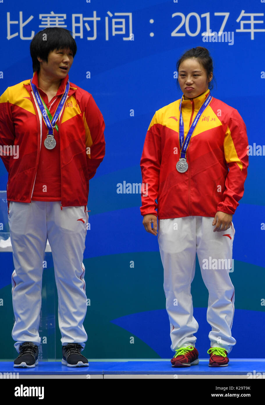 Tianjin. Août 29, 2017. Zhou Jun (R) de Hubei pose au cours de la cérémonie d'haltérophilie 58KG à la 13e Jeux nationaux chinois en Chine du nord, la municipalité de Tianjin, le 29 août 2017. Zhou Jun a remporté la médaille d'argent avec 234kg au total. Credit : Bai Yu/Xinhua/Alamy Live News Banque D'Images