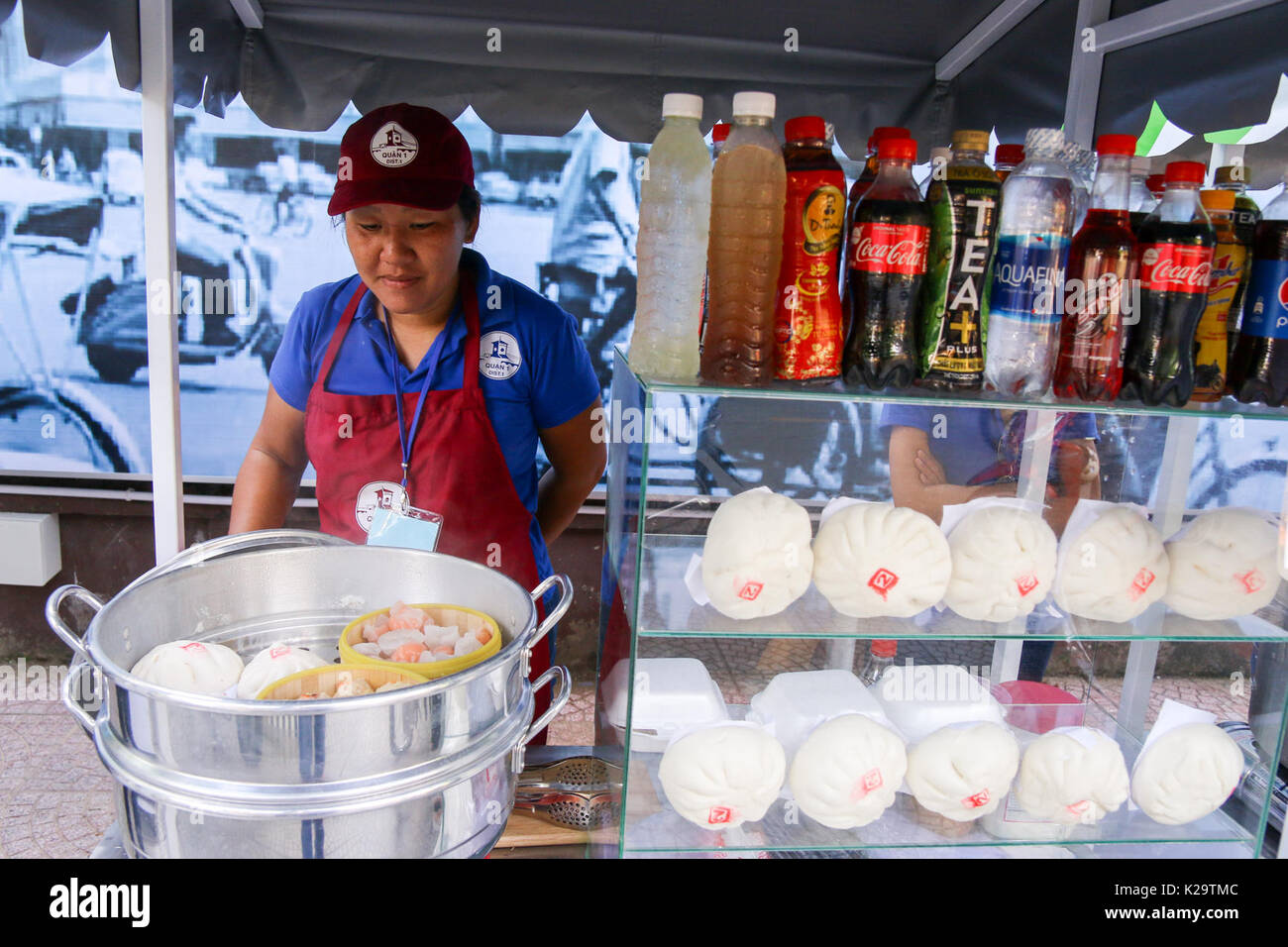 Ho Chi Minh Ville. Août 29, 2017. Photo prise le 29 août 2017 montre un décrochage de l'alimentation à l'alimentation de rue, sur la rue Nguyen Van Chiem à Ho Chi Minh City, Vietnam. Du Vietnam Ho Chi Minh ville a lancé deux zones d'alimentation de rue sur les trottoirs de Nguyen Van Chiem street et Royal 2 parc dans la ville District 1. Credit : Hoang Thi Huong/Xinhua/Alamy Live News Banque D'Images