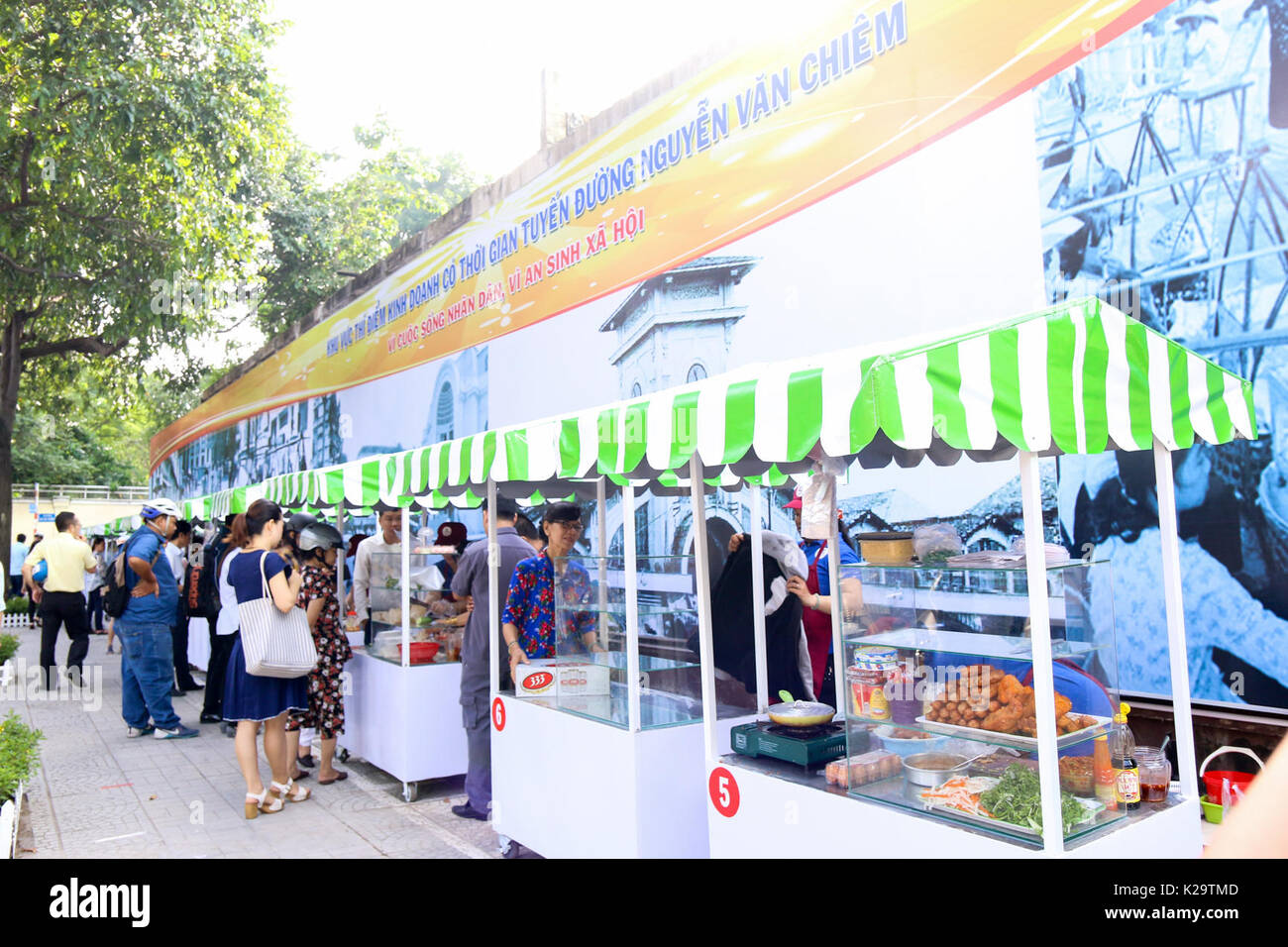 Ho Chi Minh Ville. Août 29, 2017. Photo prise le 29 août 2017 montre la zone d'alimentation de rue sur la rue Nguyen Van Chiem à Ho Chi Minh City, Vietnam. Du Vietnam Ho Chi Minh ville a lancé deux zones d'alimentation de rue sur les trottoirs de Nguyen Van Chiem street et Royal 2 parc dans la ville District 1. Credit : Hoang Thi Huong/Xinhua/Alamy Live News Banque D'Images