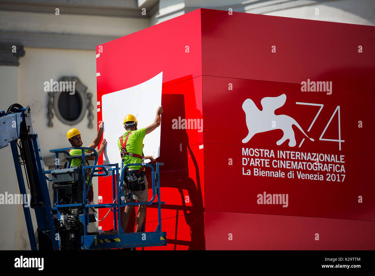 Venise, Italie. Août 29, 2017. Les membres du personnel de terminer la configuration à l'extérieur du cinéma Palace avant le début de la 74e Festival International du Film de Venise, à Venise, Italie, le 29 août, 2017. Le 74e Festival du Film de Venise, s'amorcera à Lido de Venise le 30 août et se poursuivra jusqu'au 9 septembre prochain. Credit : Jin Yu/Xinhua/Alamy Live News Banque D'Images