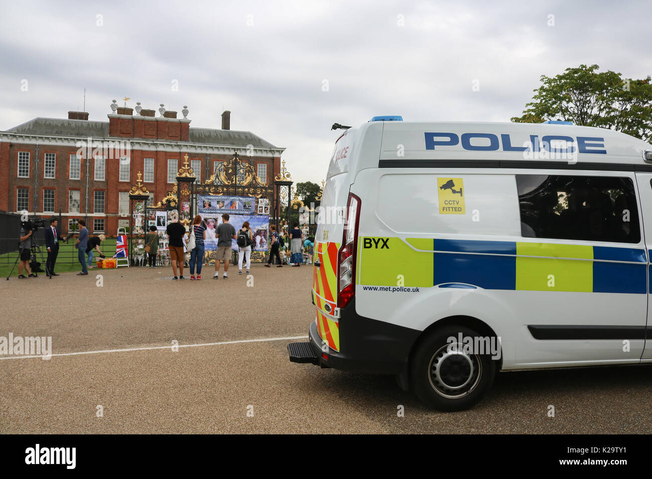 Londres, Royaume-Uni. Août 29, 2017. Les membres du public et les touristes paient leur respect avec tributs floraux en dehors de Kensington Palace avant le 20e anniversaire de la mort de Diana Princesse de Galles qui devint connu comme la princesse du peuple a été tragiquement tué dans un accident de voiture mortel à Paris le 31 août 1997. Credit : amer ghazzal/Alamy Live News Banque D'Images