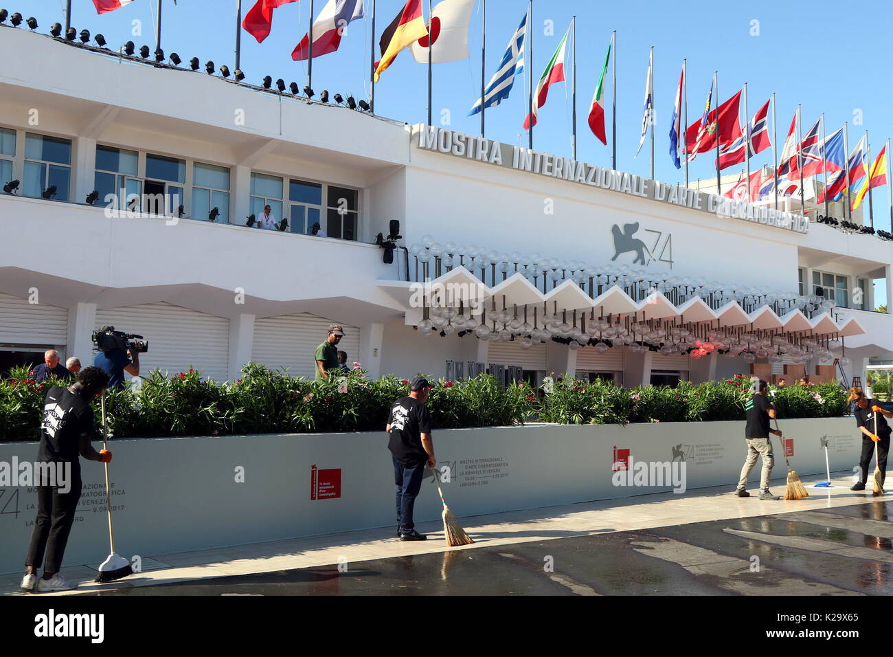 Venise, Italie. Août 29, 2017. L'homme au travail au cours de la 74e Festival International du Film de Venise au Lido de Venise le 29 août 2017. Credit : Andrea Spinelli/Alamy Live News Banque D'Images