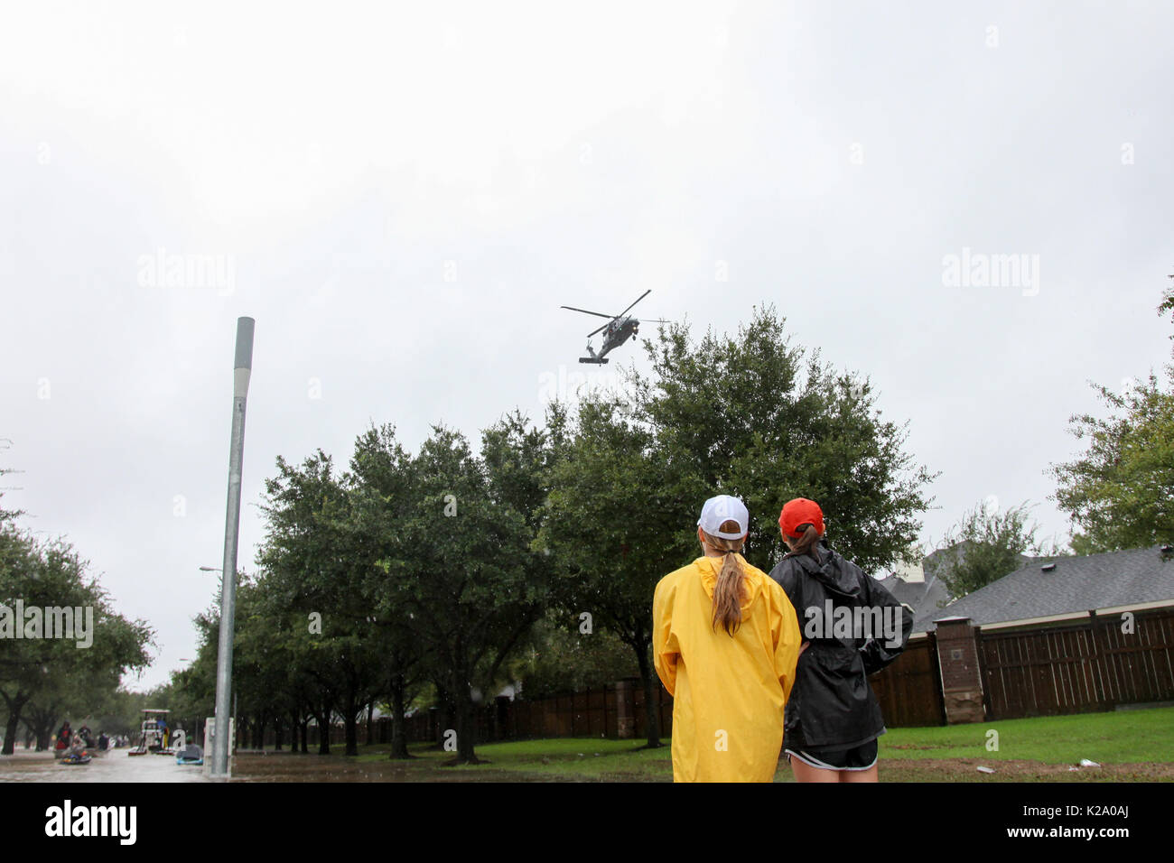 Houston, Texas, USA. Le 29 août, 2017. Un hélicoptère de la Garde nationale du Texas plane au-dessus de tête durant les opérations de sauvetage à Katy Grande Lakes au cours de l'ouragan Harvey à Houston, TX. Credit : Cal Sport Media/Alamy Live News Banque D'Images