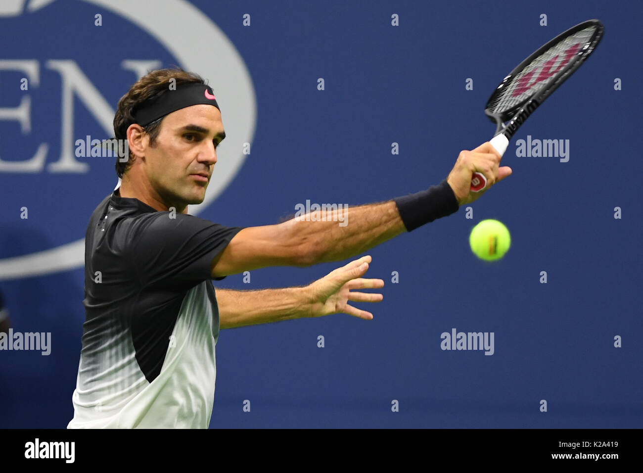 FLUSHING NY- 29 août : Roger Federer Vs Frances Tiafoe à l'US Open 2017 Tennis à l'USTA Billie Jean King National Tennis Center le 29 août 2017 à Flushing Queens. Credit : mpi04/MediaPunch ***AUCUNE NY DAILIES*** Banque D'Images
