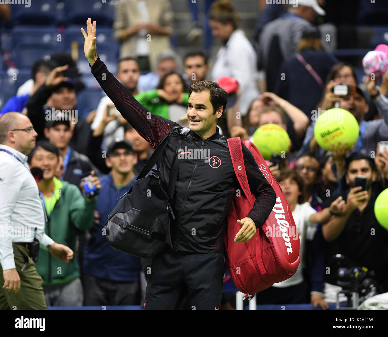FLUSHING NY- 29 août : Roger Federer Vs Frances Tiafoe à l'US Open 2017 Tennis à l'USTA Billie Jean King National Tennis Center le 29 août 2017 à Flushing Queens. Credit : mpi04/MediaPunch ***AUCUNE NY DAILIES*** Banque D'Images