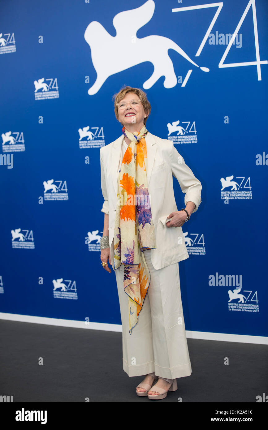 Venise, Italie. Août 30, 2017. Président du jury de la 74e édition du Festival du Film de Venise Annette Bening pose à la photocall du jury lors de la 74e Festival du Film de Venise à Venise, Italie, le 30 août 2017. La 74e édition du Festival du Film de Venise a débuté mercredi. Credit : Jin Yu/Xinhua/Alamy Live News Banque D'Images